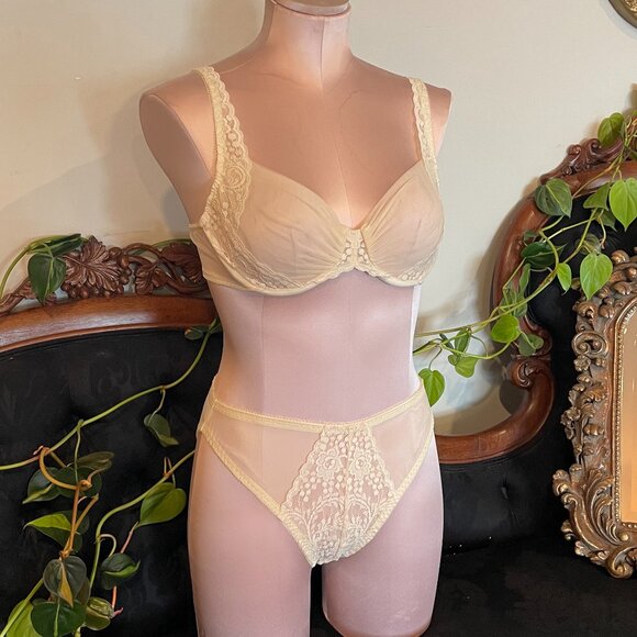 Vintage Marilyn Monroe high rise lace bra & panty 2 Piece Set Size L/36b Cream - Picture 1 of 3